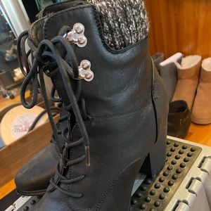 Like new only tried on never worn outside.  3.5” heel